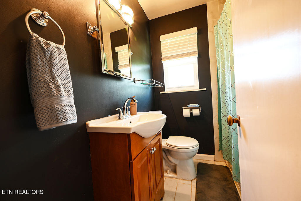 122 Salem Road Oak Ridge, TN 37830 - Photo 15 of 31 Bathroom1