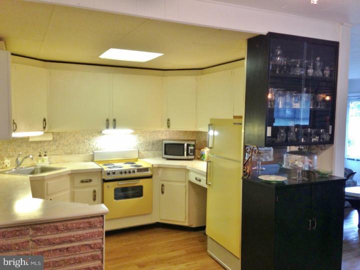 39 Quakeroak Road Levittown, PA 19057 - Photo 12 of 23 Kitchen