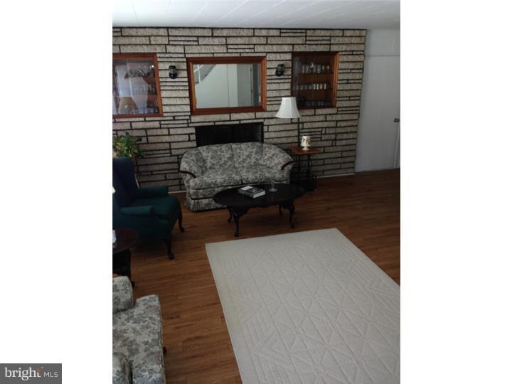 39 Quakeroak Road Levittown, PA 19057 - Photo 9 of 23 Living Room