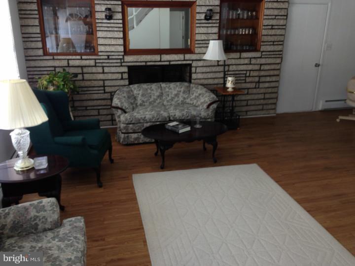 39 Quakeroak Road Levittown, PA 19057 - Photo 10 of 23 Living Room