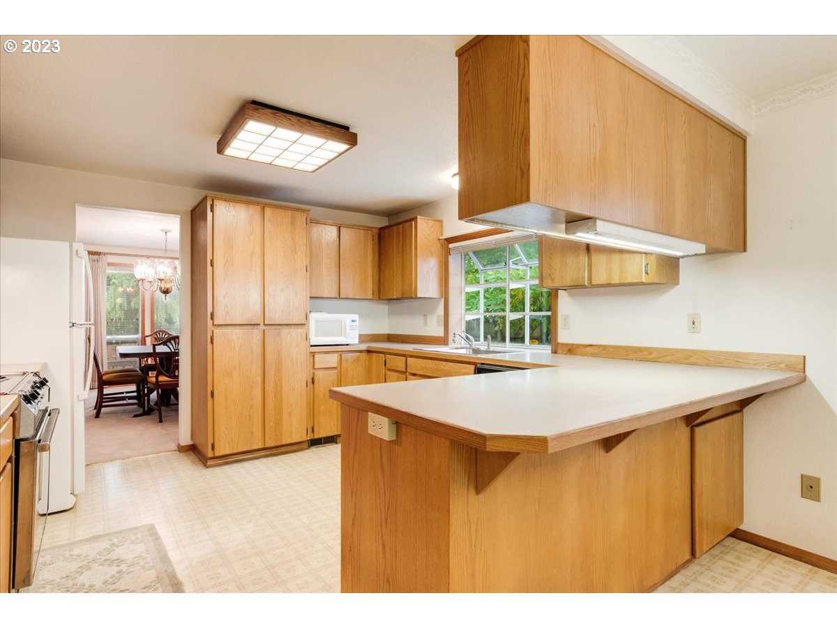 1502 Southeast Elliott Avenue Gresham, OR 97080 - Photo 13 of 37 a kitchen with a table and chairs