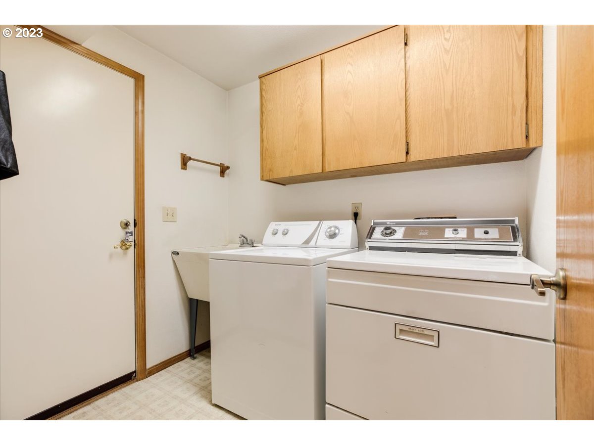 1502 Southeast Elliott Avenue Gresham, OR 97080 - Photo 19 of 37 a utility room with dryer and washer