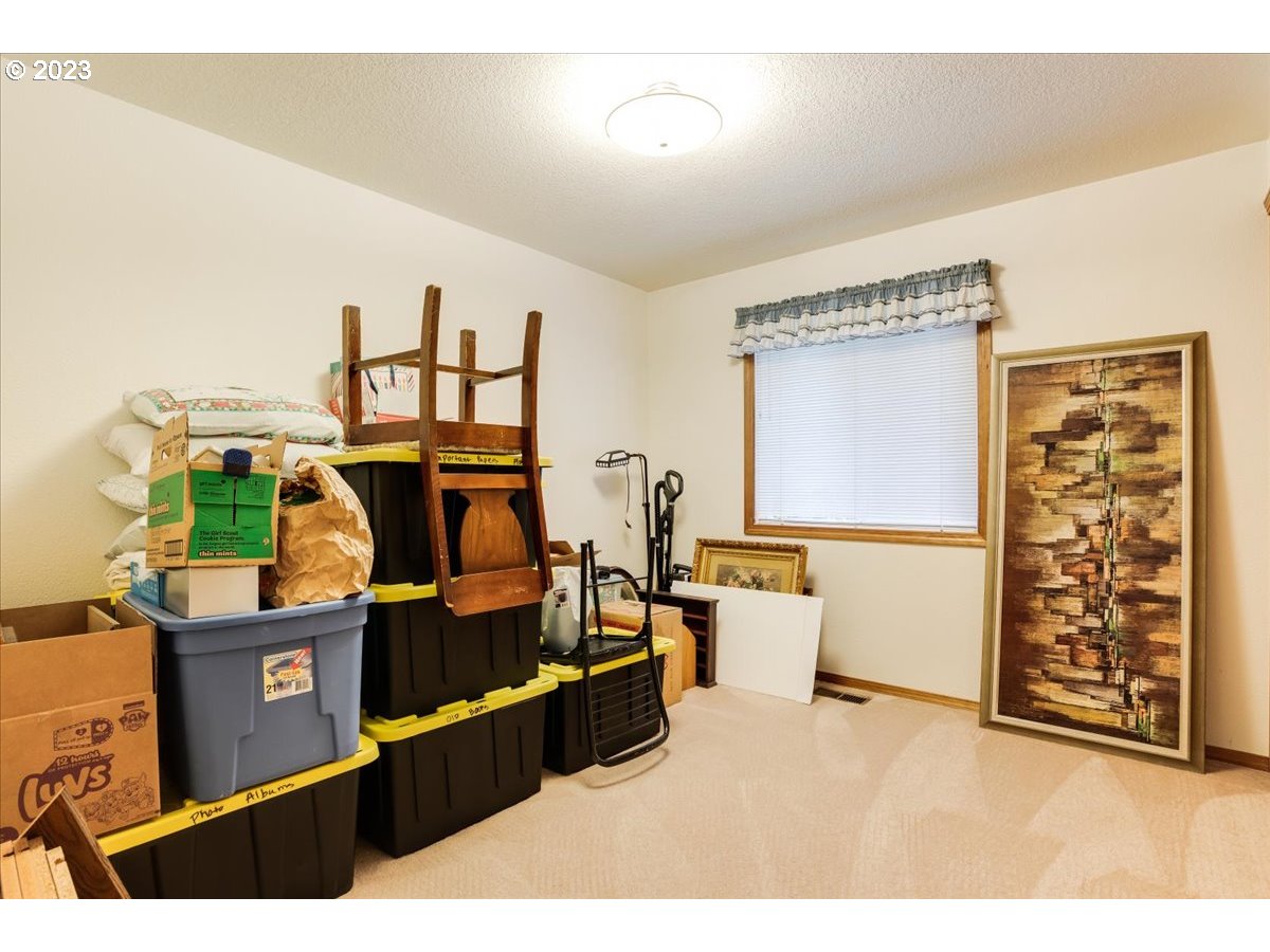 1502 Southeast Elliott Avenue Gresham, OR 97080 - Photo 26 of 37 a living room with furniture