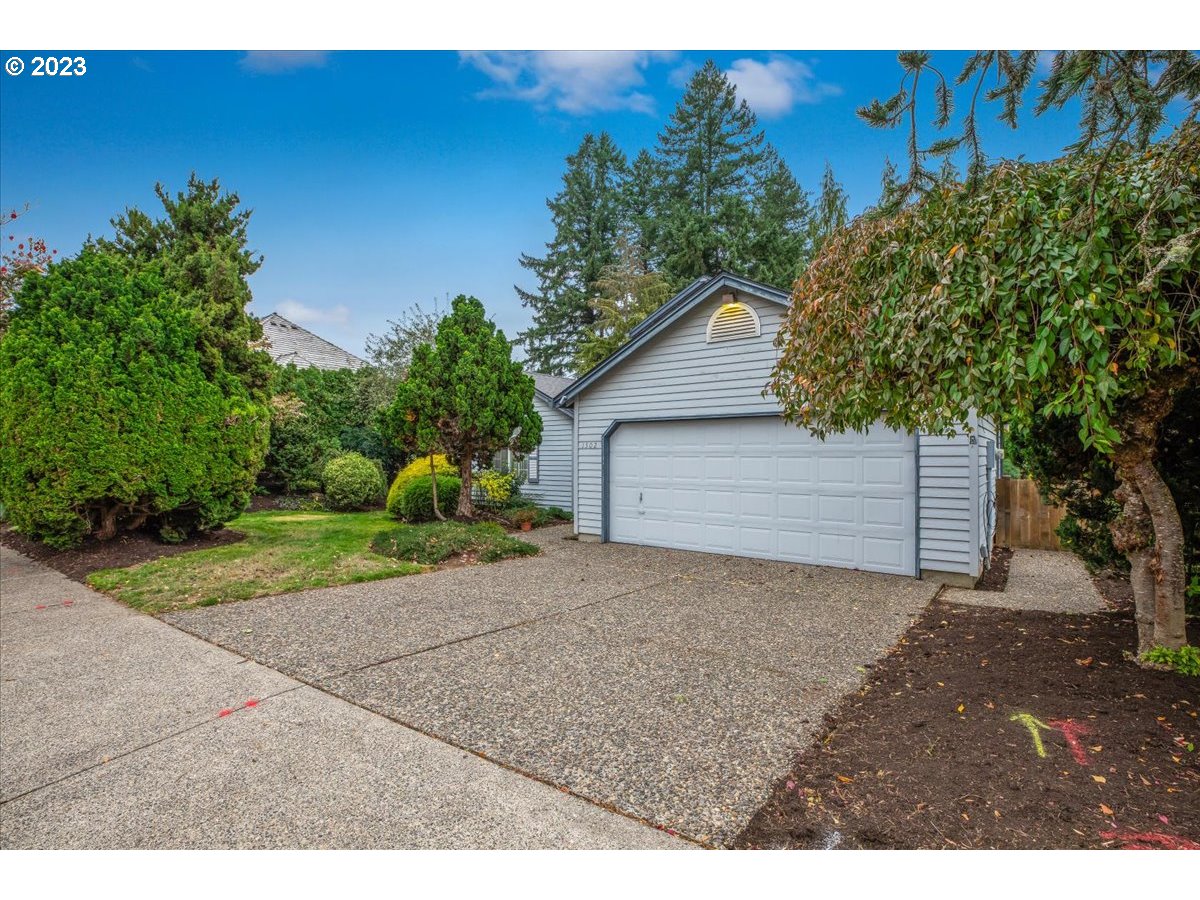 1502 Southeast Elliott Avenue Gresham, OR 97080 - Photo 3 of 37 a view of backyard with green space
