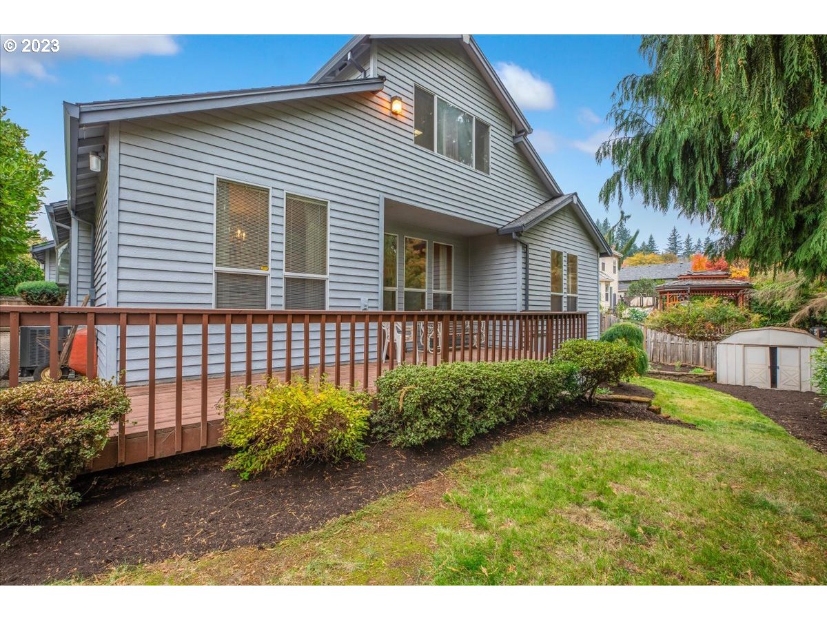 1502 Southeast Elliott Avenue Gresham, OR 97080 - Photo 31 of 37 a front view of a house with garden