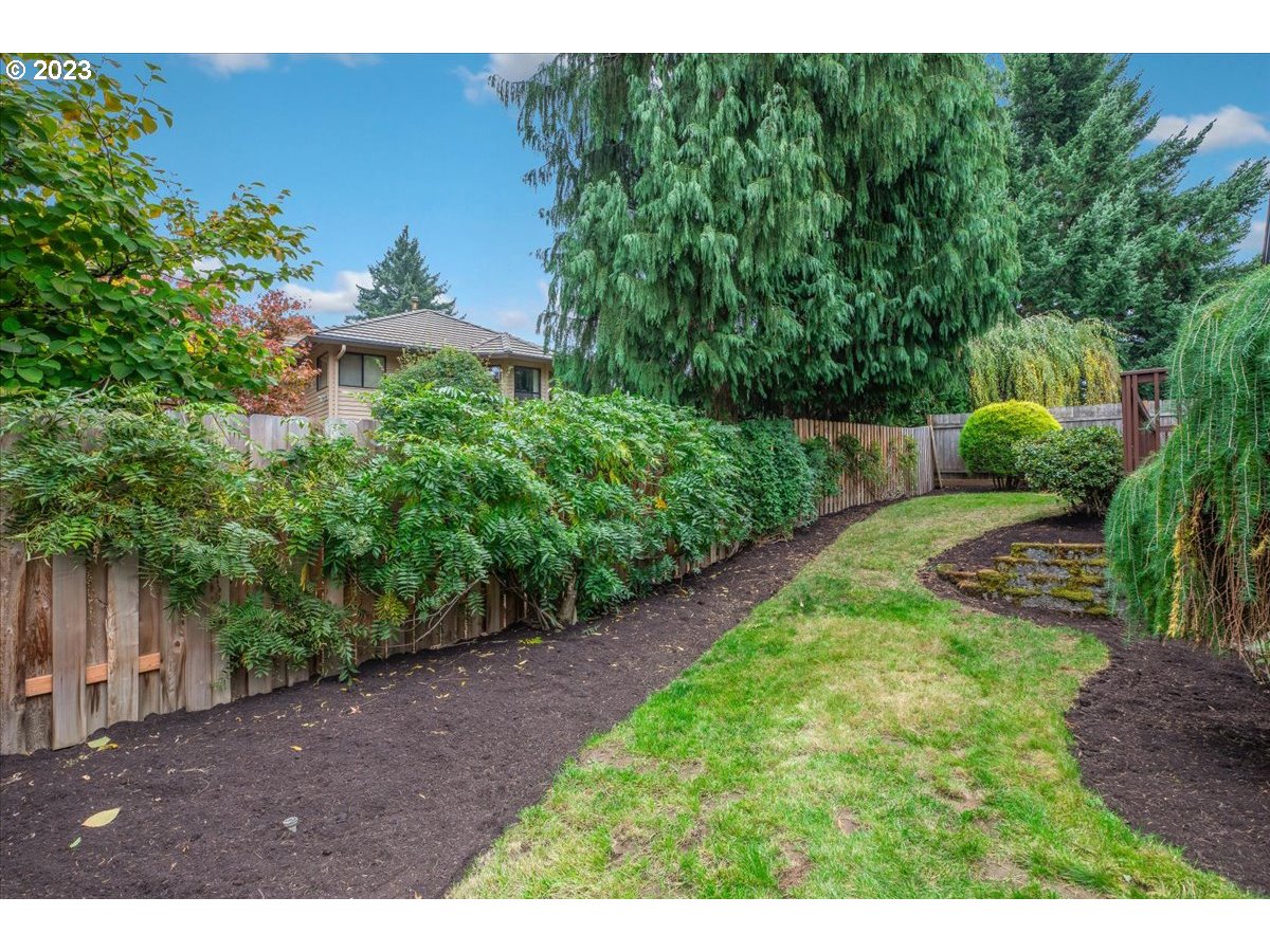 1502 Southeast Elliott Avenue Gresham, OR 97080 - Photo 33 of 37 a view of yard with green space