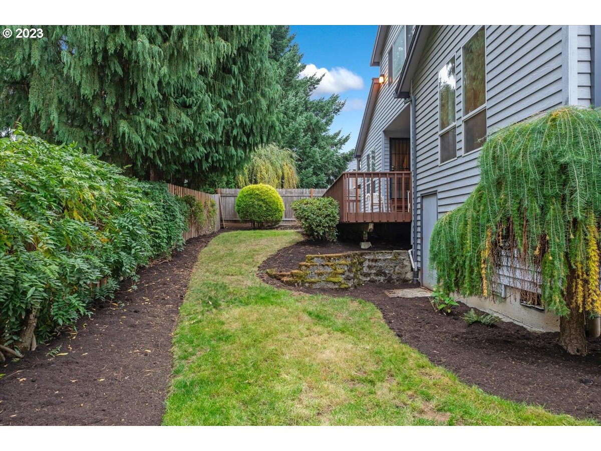1502 Southeast Elliott Avenue Gresham, OR 97080 - Photo 34 of 37 a view of a back yard of the house