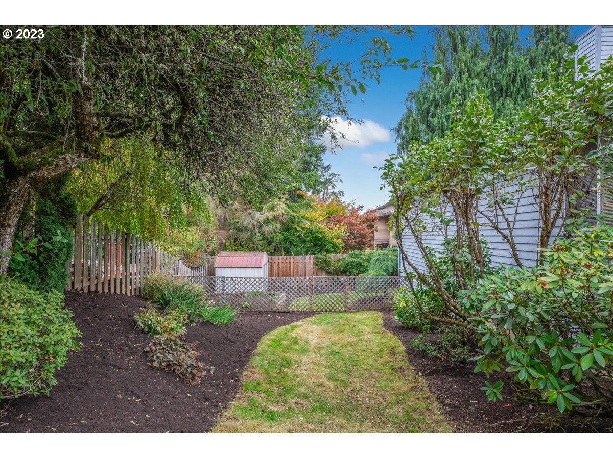 1502 Southeast Elliott Avenue Gresham, OR 97080 - Photo 37 of 37 a view of a backyard