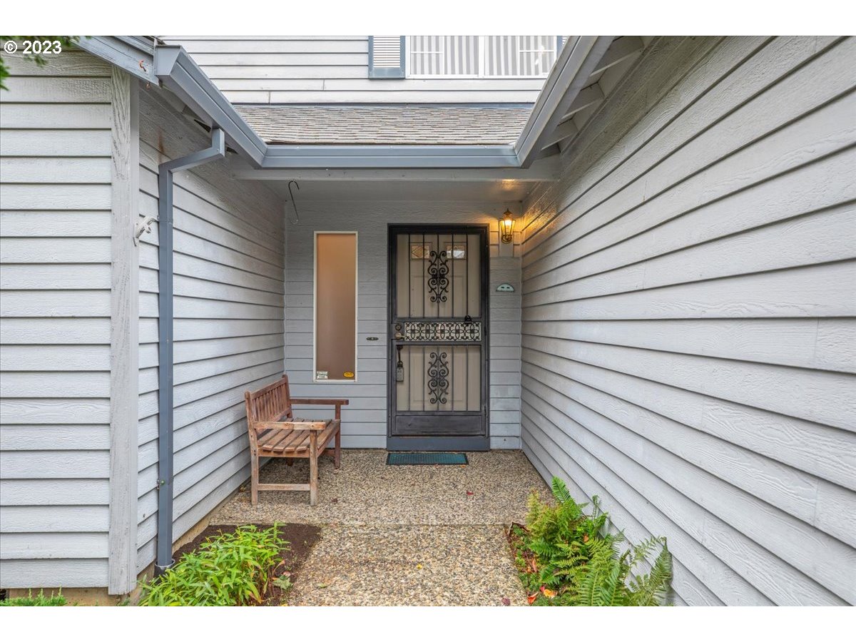 1502 Southeast Elliott Avenue Gresham, OR 97080 - Photo 4 of 37 a view of a patio in back of a house