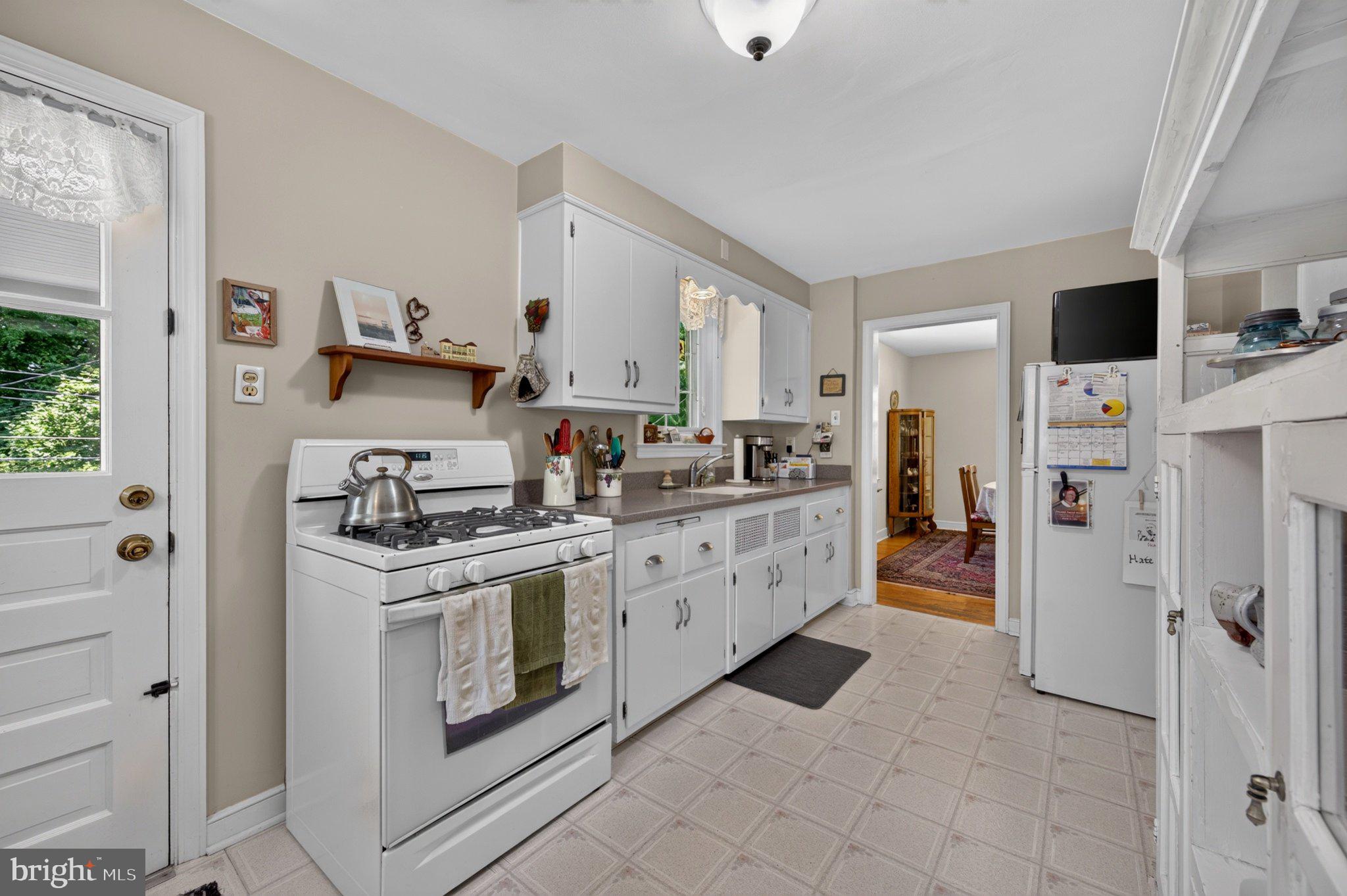 128 Boncouer Road Cheltenham, PA 19012 - Photo 12 of 31 Charming kitchen with classic appeal.