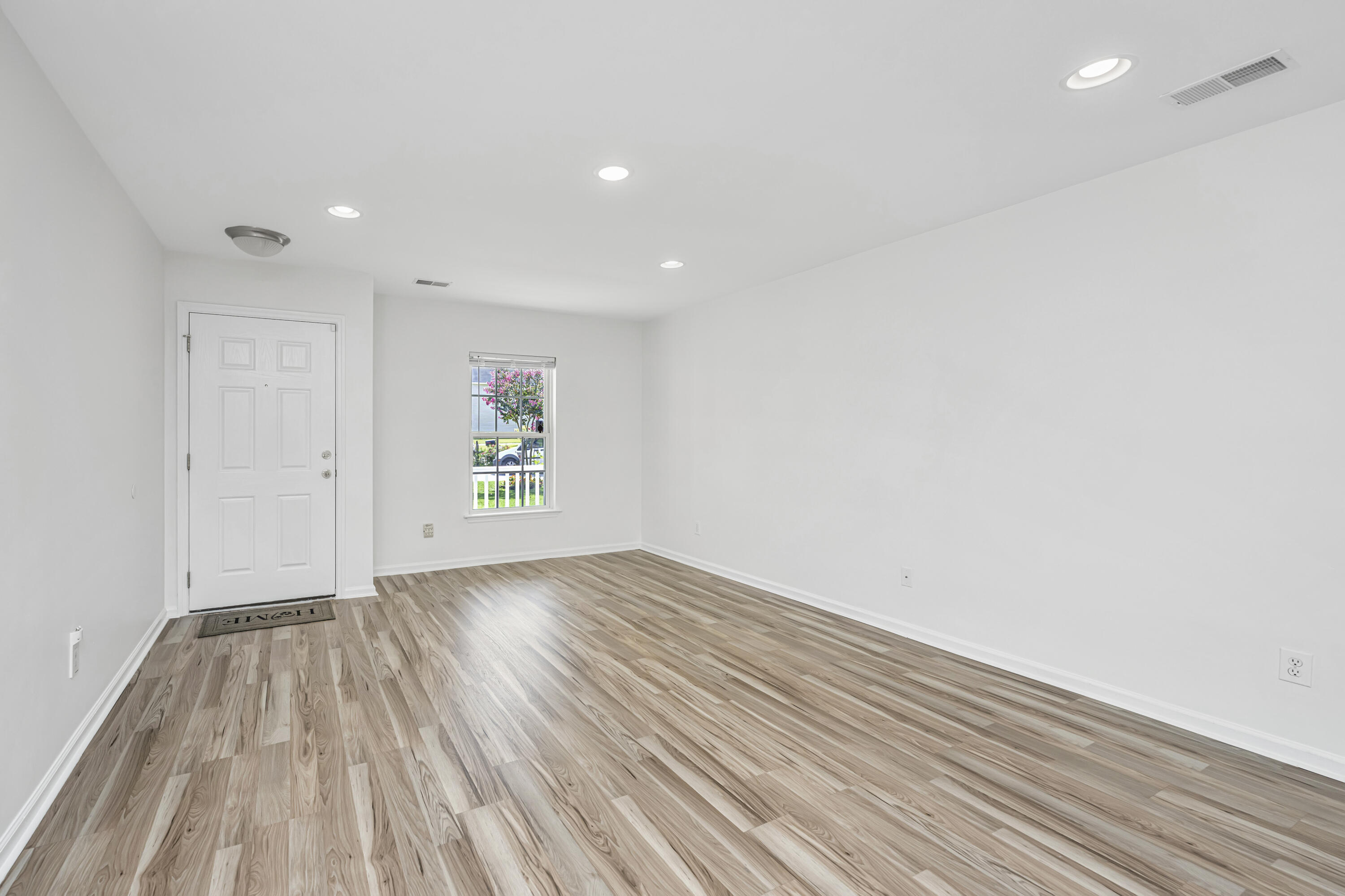 142 Avalon Road Summerville, SC 29483 - Photo 2 of 31 142Avalon009