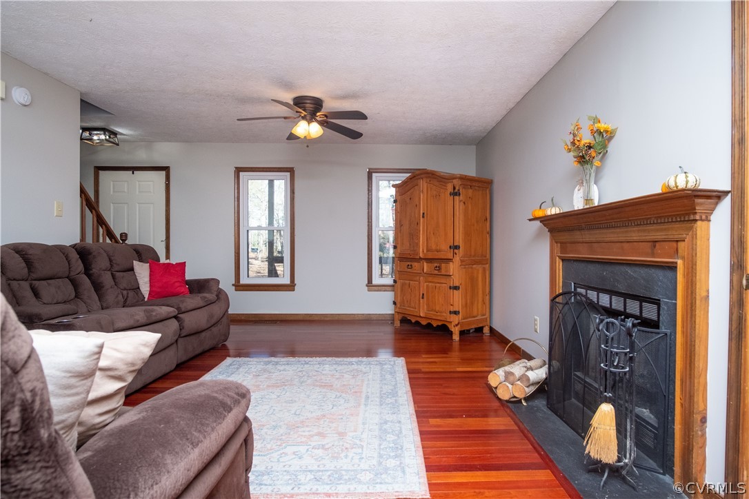 712 King William Road Hanover, VA 23069 - Photo 15 of 48 Living room/family room