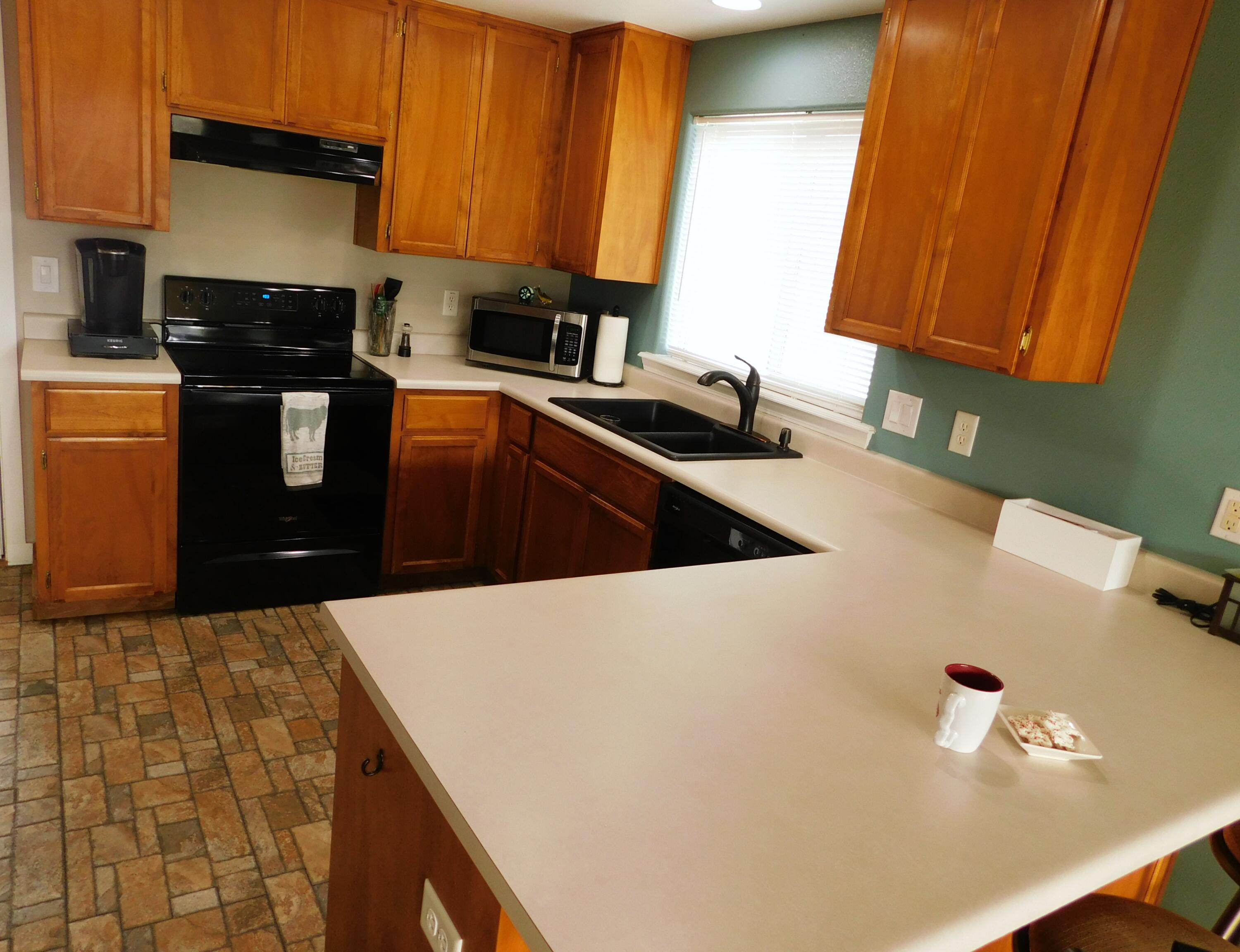 605 Andrea Way Eagle Point, OR 97524 - Photo 5 of 17 Kitchen Sink