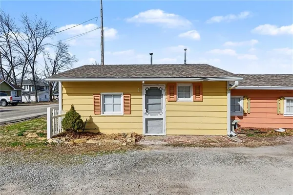 $445,000 | 308 Chestnut Street, Silver Lake, KS 66539