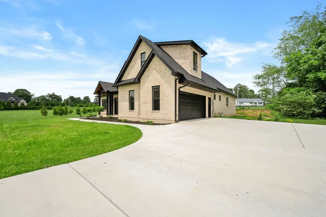 $589,900 | 102 North Victoria Lane, Tullahoma, TN 37388