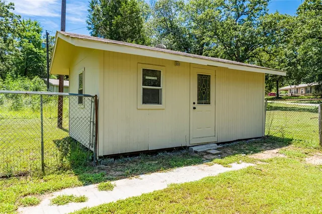 a view of a backyard with plants