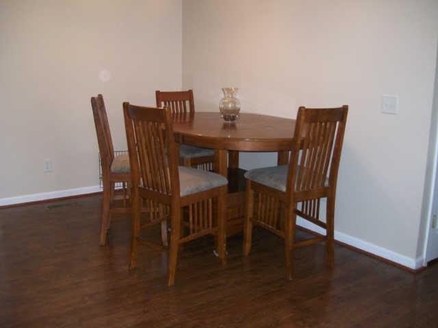 346 Paul Thompson Road Bethpage, TN 37022 - Photo 8 of 20 This Cheery Dining Area Makes Meal Time A Happy Event Every Day !