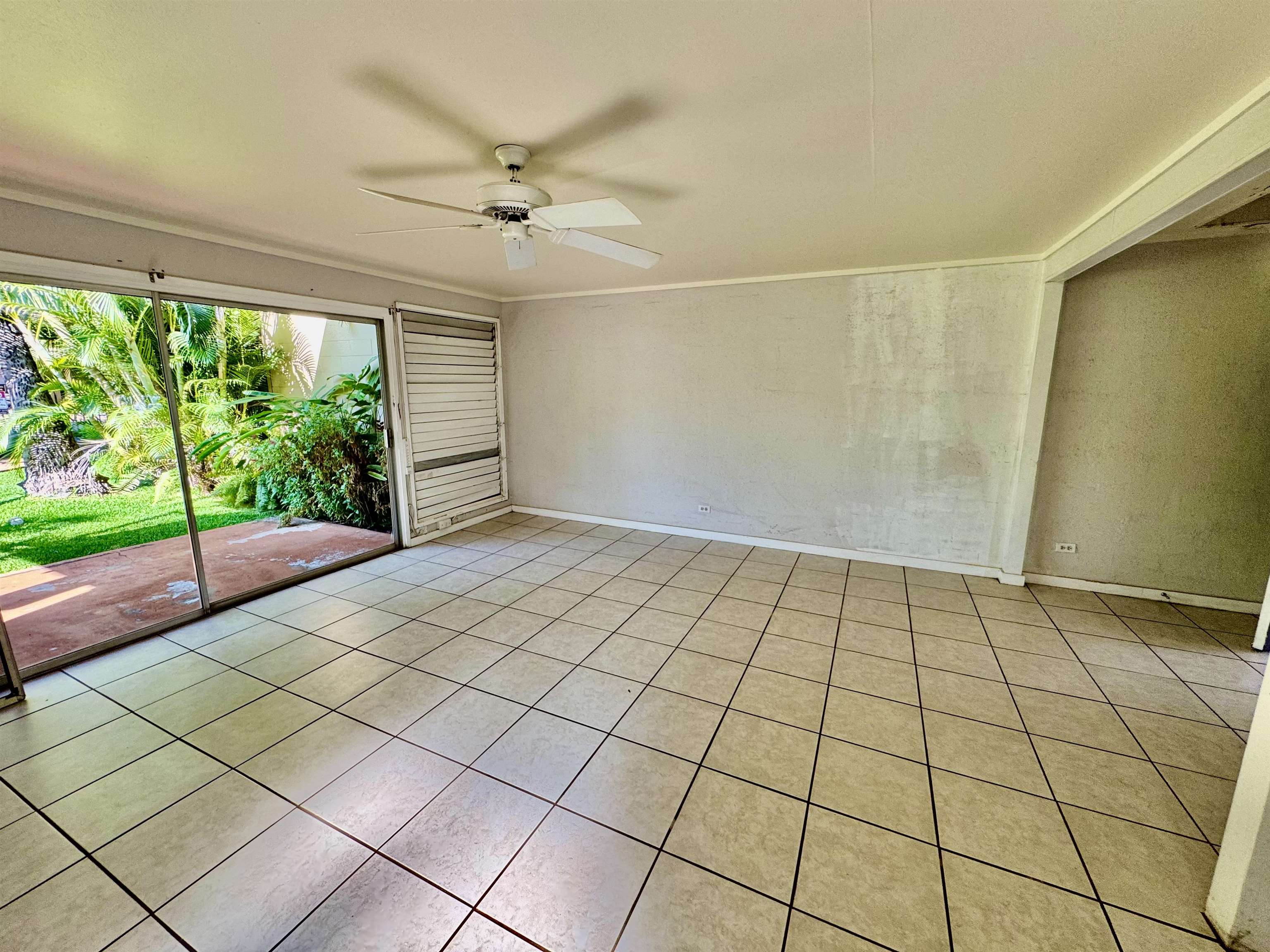 3559 Lower Honoapiilani Road, Unit 2D Lahaina, HI 96761 - Photo 2 of 16 a view of an empty room and window