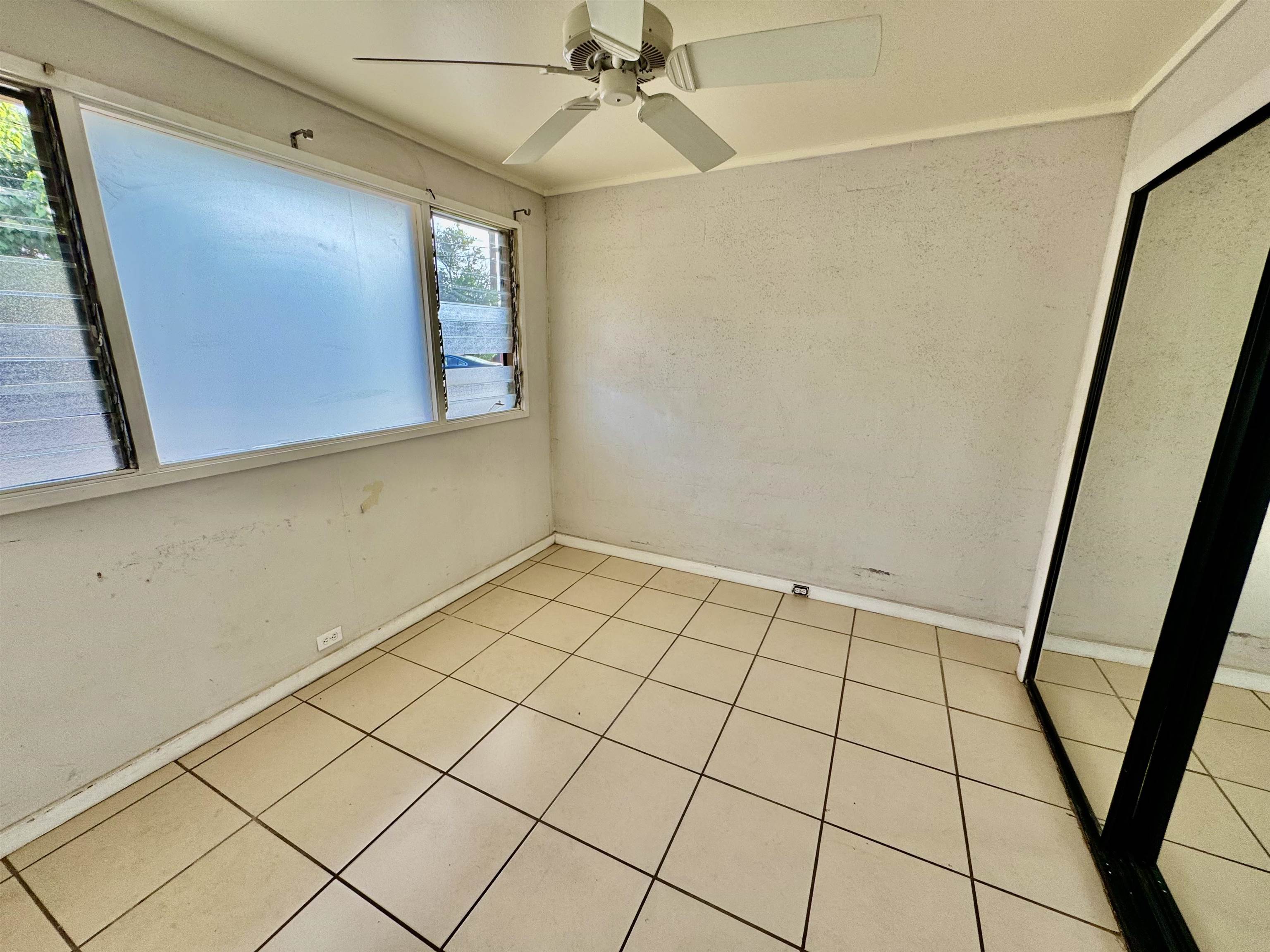 3559 Lower Honoapiilani Road, Unit 2D Lahaina, HI 96761 - Photo 4 of 16 a view of an empty room with a window