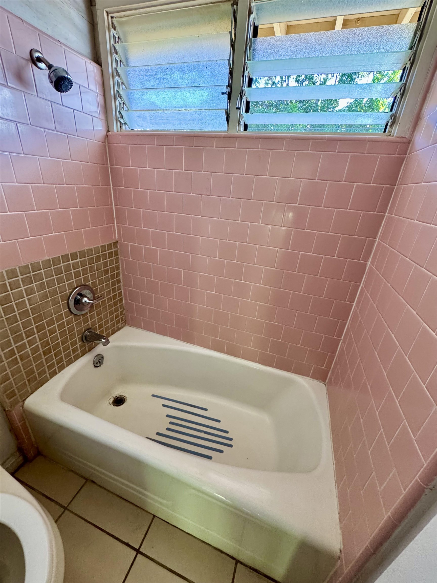 3559 Lower Honoapiilani Road, Unit 2D Lahaina, HI 96761 - Photo 6 of 16 a bathroom with a bathtub