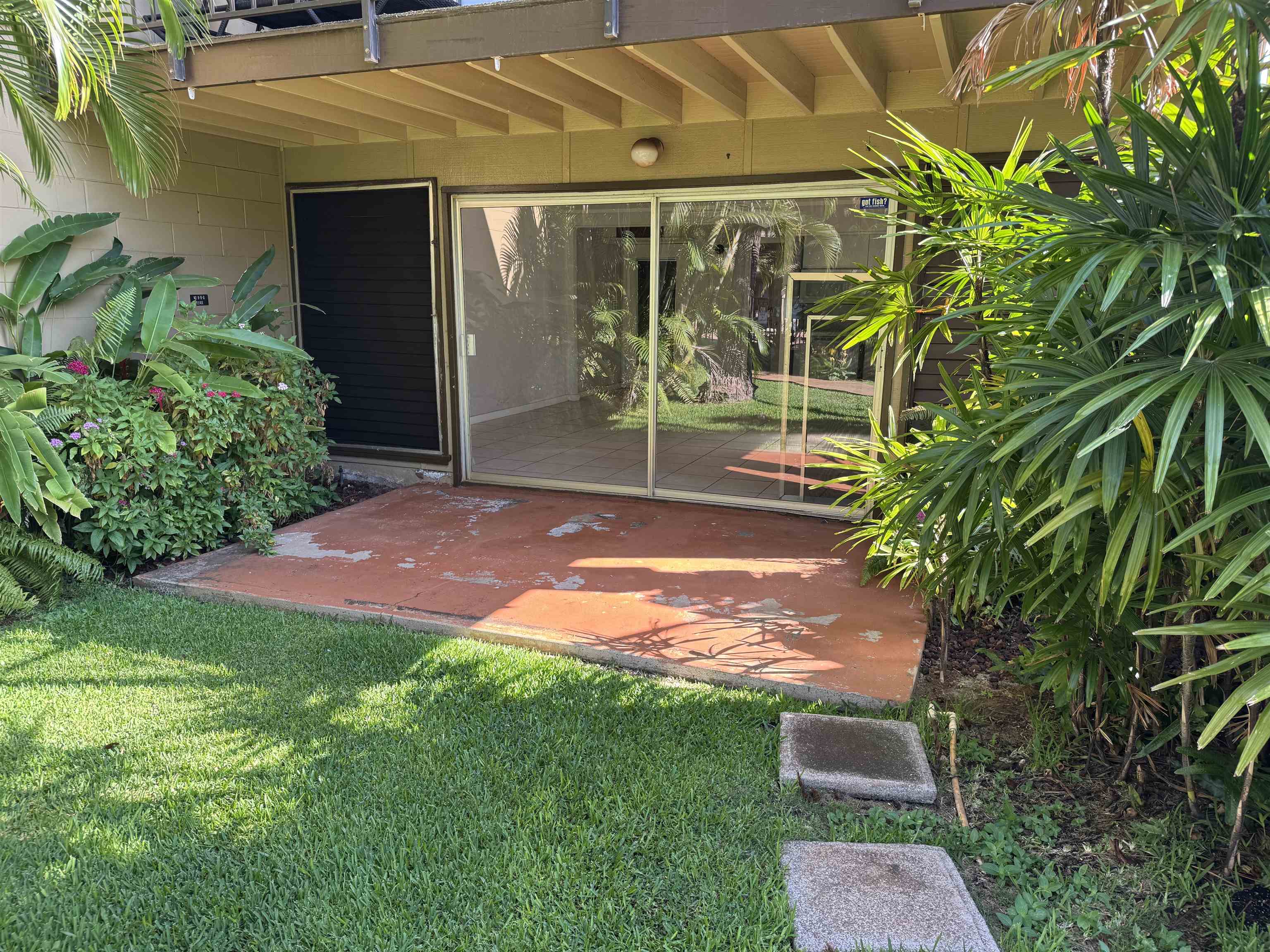 3559 Lower Honoapiilani Road, Unit 2D Lahaina, HI 96761 - Photo 8 of 16 a view of a backyard with plants