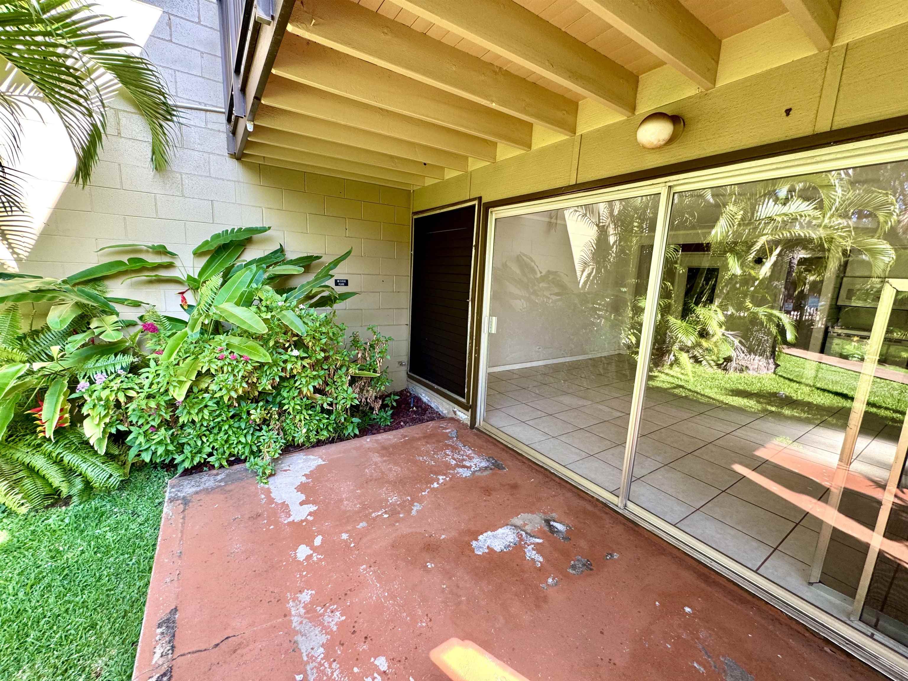 3559 Lower Honoapiilani Road, Unit 2D Lahaina, HI 96761 - Photo 9 of 16 a view of a backyard