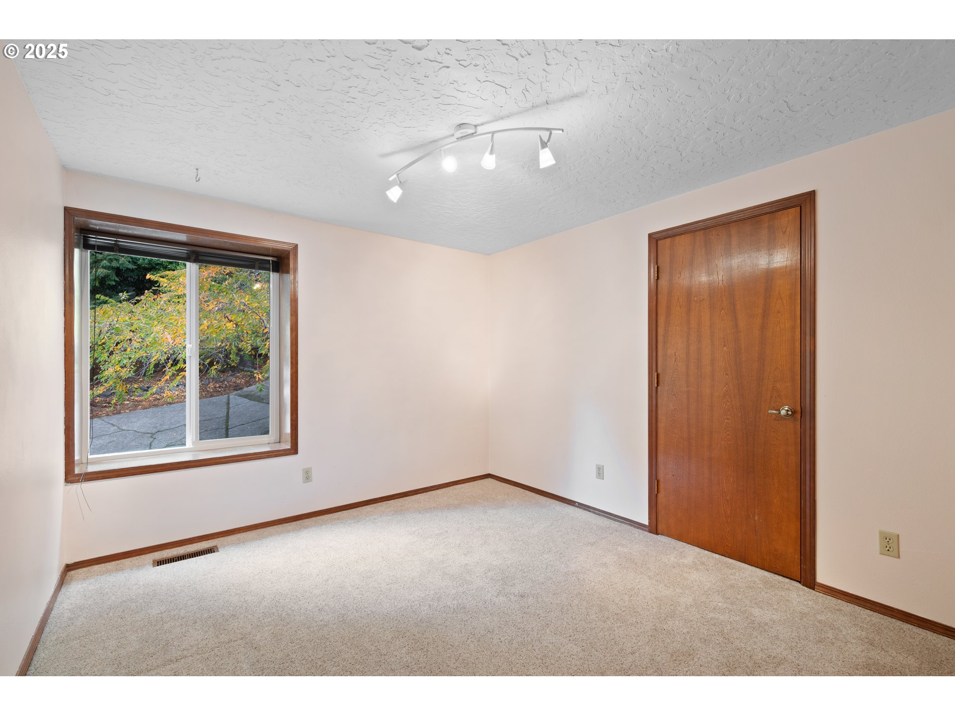 4415 Poplar Way Longview, WA 98632 - Photo 14 of 35