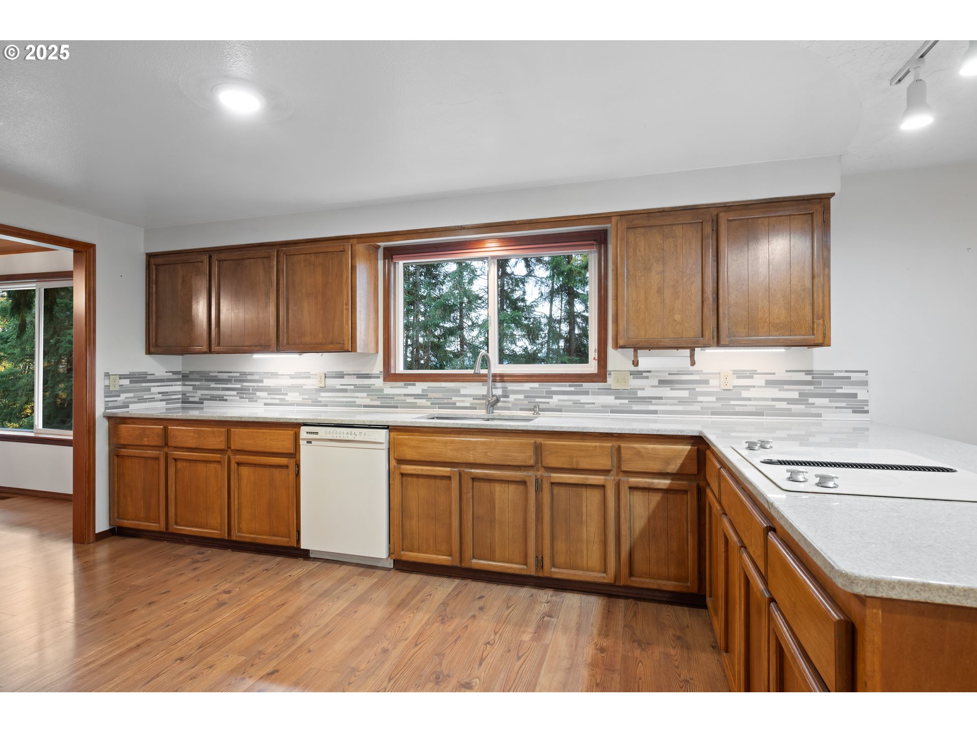 4415 Poplar Way Longview, WA 98632 - Photo 5 of 35