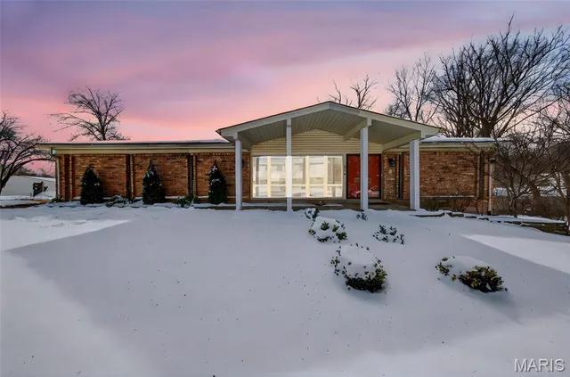 $425,000 | 5576 Viewpoint Lane, St. Louis, MO 63128