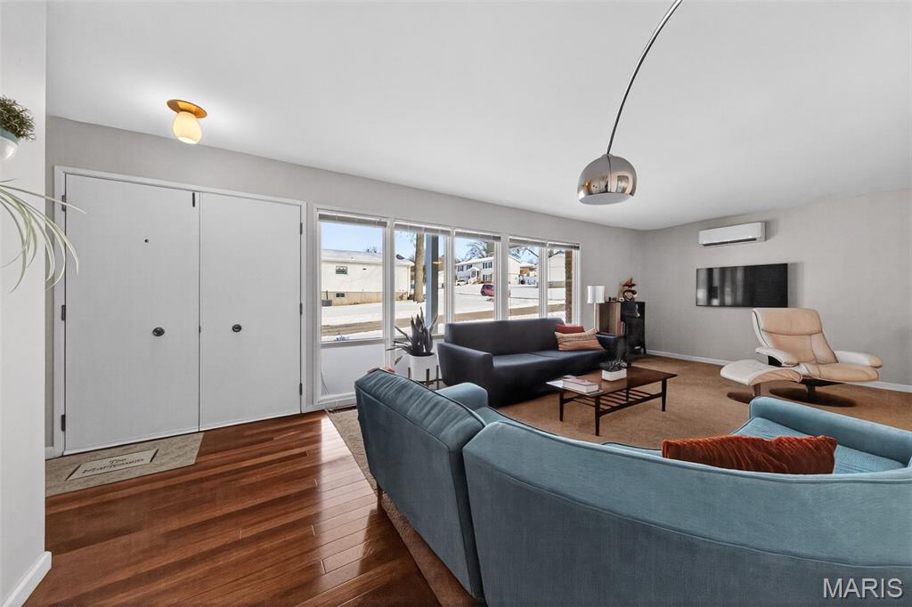 5576 Viewpoint Lane St. Louis, MO 63128 - Photo 9 of 49