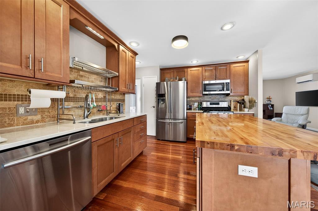 5576 Viewpoint Lane St. Louis, MO 63128 - Photo 10 of 49