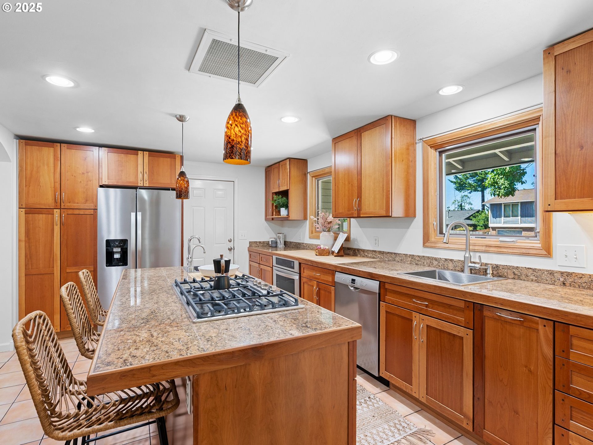 1874 Southwest 13th Court Gresham, OR 97080 - Photo 5 of 47 Kitchen