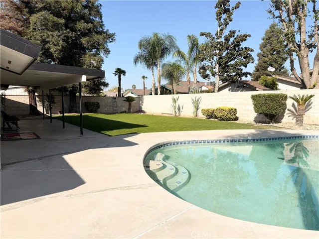 a view of backyard with tub