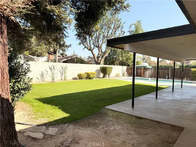 a living room filled with garden
