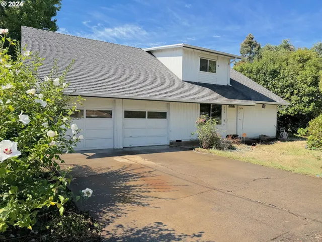 $475,000 | 870 Laurelhurst Drive, Eugene, OR 97402