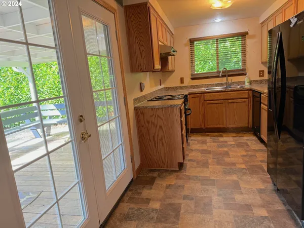 $425,000 | 870 Laurelhurst Drive, Eugene, OR 97402