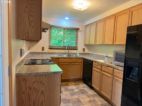 $425,000 | 870 Laurelhurst Drive, Eugene, OR 97402