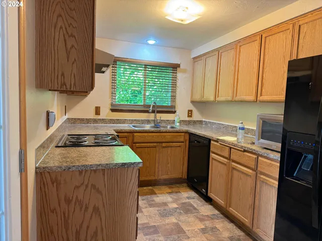 $475,000 | 870 Laurelhurst Drive, Eugene, OR 97402
