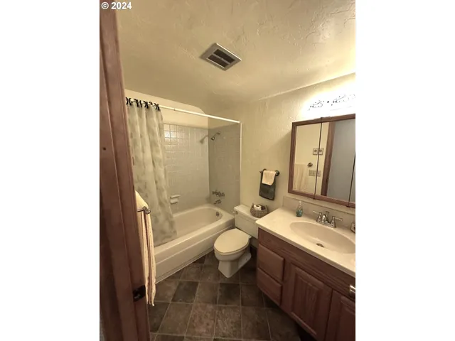 $475,000 | 870 Laurelhurst Drive, Eugene, OR 97402