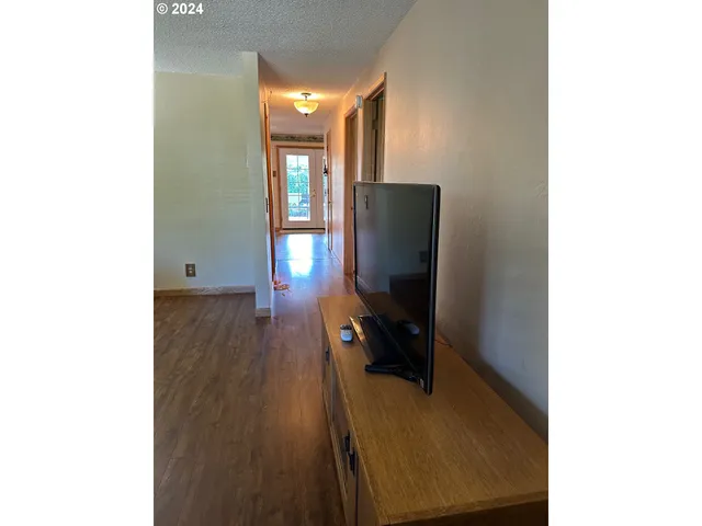 $475,000 | 870 Laurelhurst Drive, Eugene, OR 97402