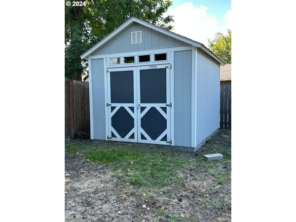 $425,000 | 870 Laurelhurst Drive, Eugene, OR 97402