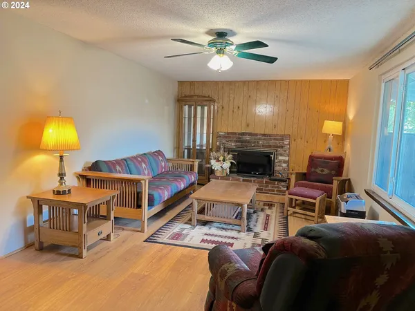 $425,000 | 870 Laurelhurst Drive, Eugene, OR 97402