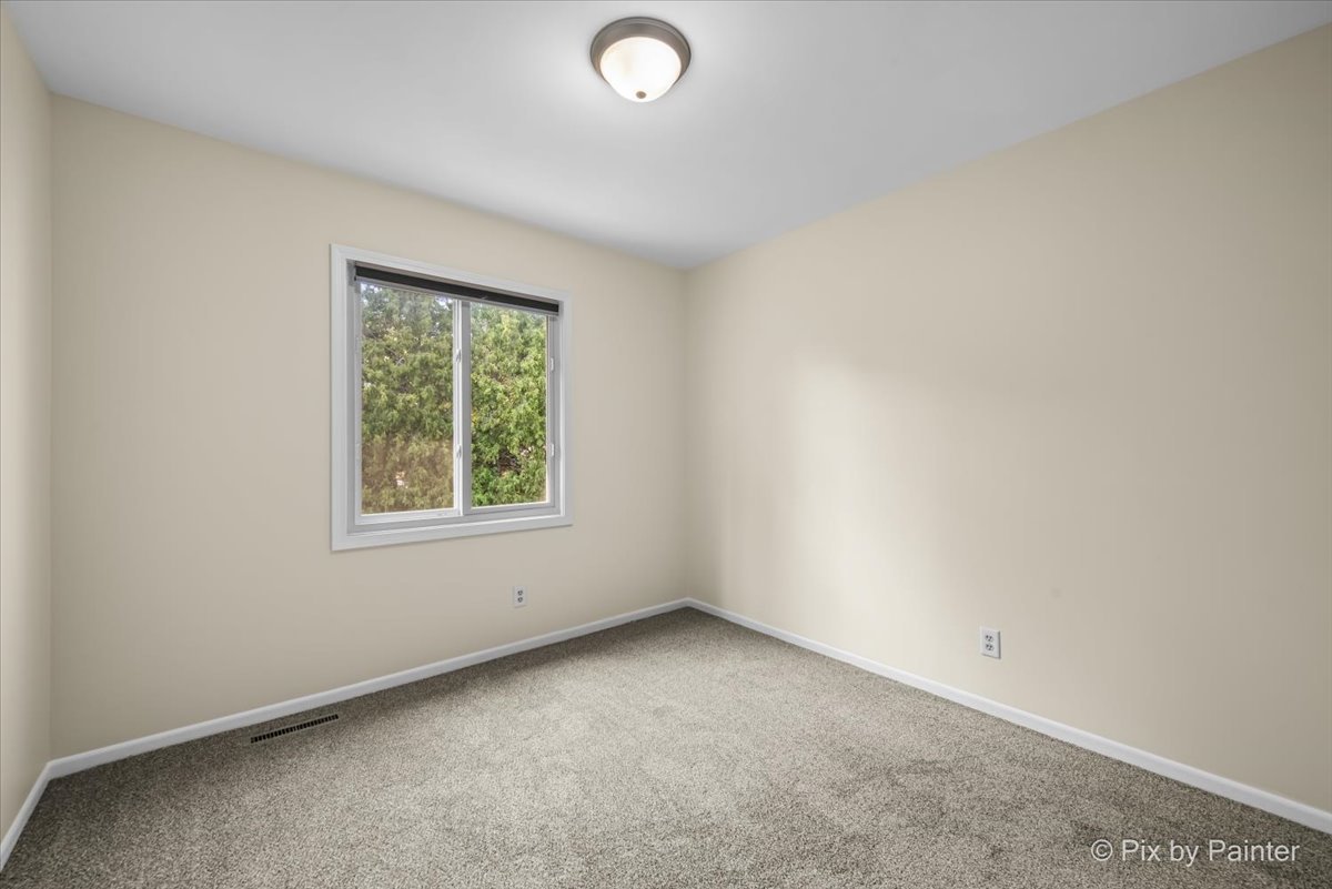 676 Concord Drive Crystal Lake, IL 60014 - Photo 18 of 38 an empty room with a window