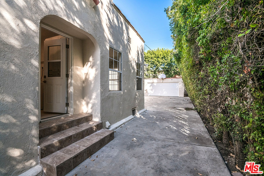 148 Le Doux Road Beverly Hills, CA 90211 - Photo 17 of 22 a view of a back yard of the house