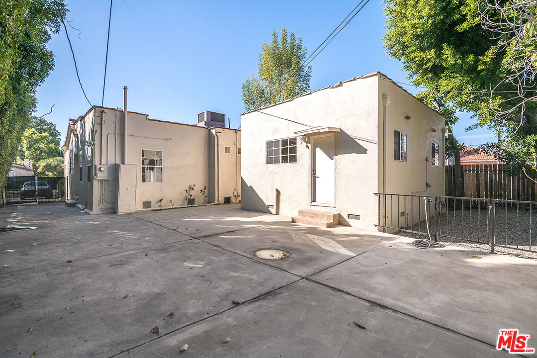 148 Le Doux Road Beverly Hills, CA 90211 - Photo 19 of 22 a backyard of a house