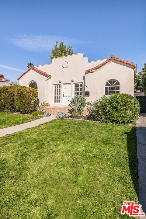 148 Le Doux Road Beverly Hills, CA 90211 - Photo 22 of 22 a view of a back yard of the house