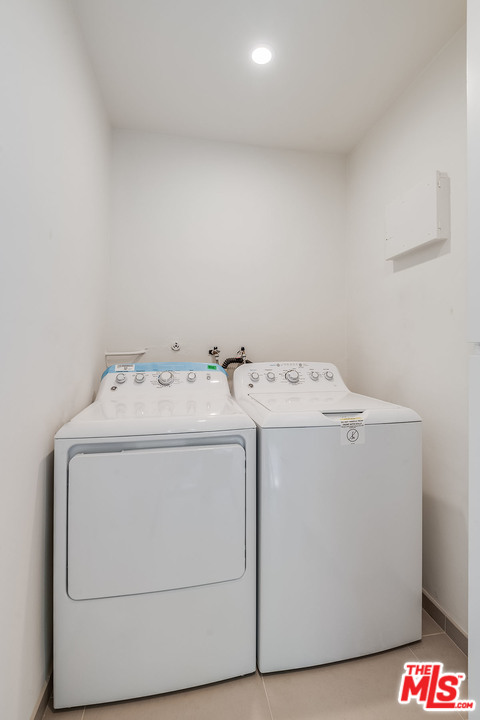 148 Le Doux Road Beverly Hills, CA 90211 - Photo 7 of 22 a utility room with dryer and washer
