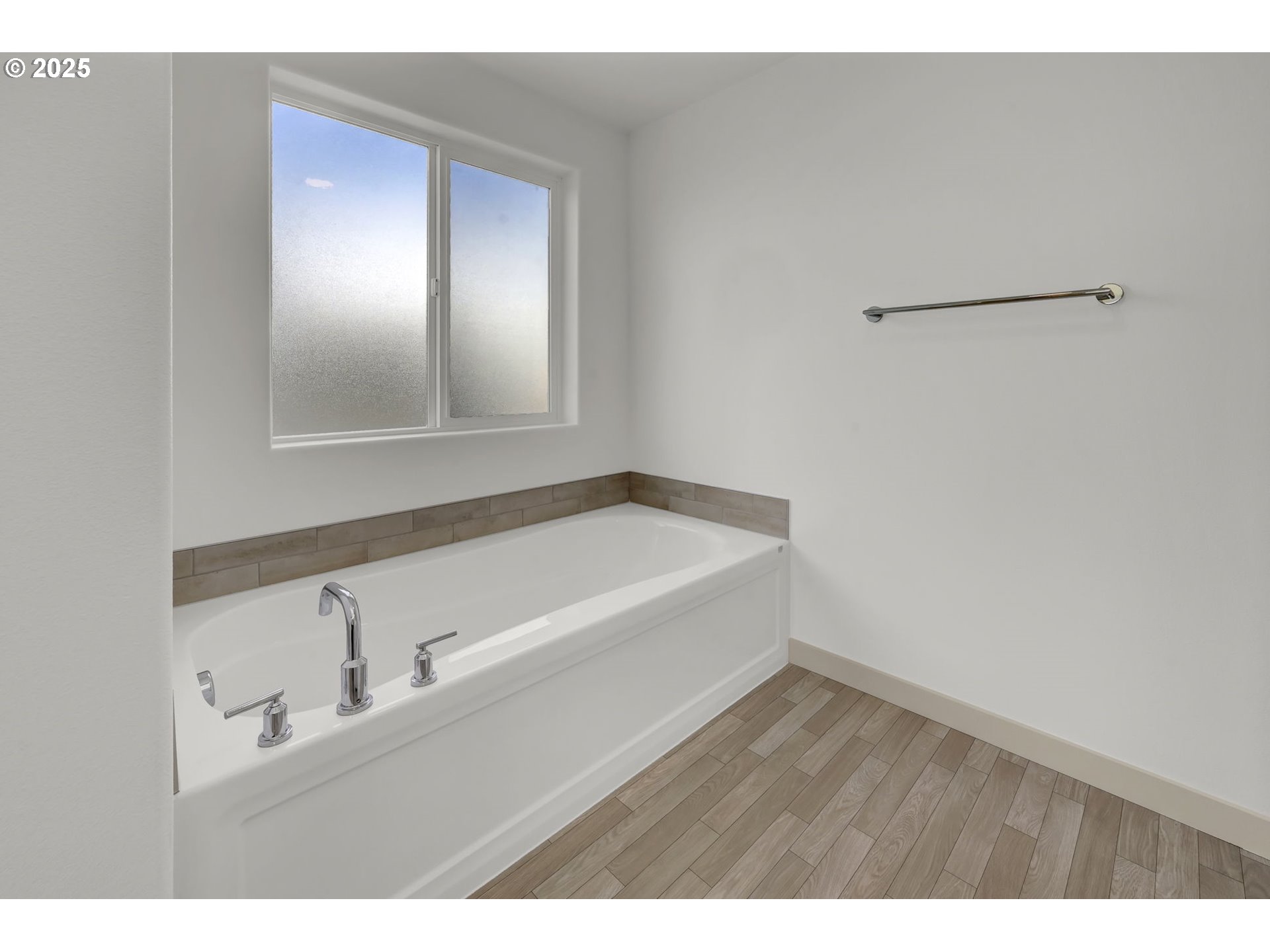 5653 Magnificence Way Eugene, OR 97402 - Photo 29 of 44 a bathroom with a bathtub