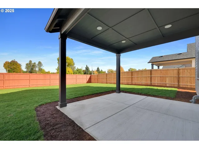 a view of a backyard