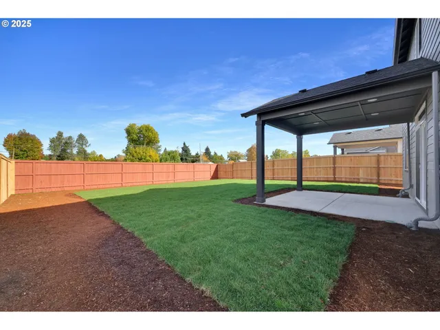 a view of a backyard